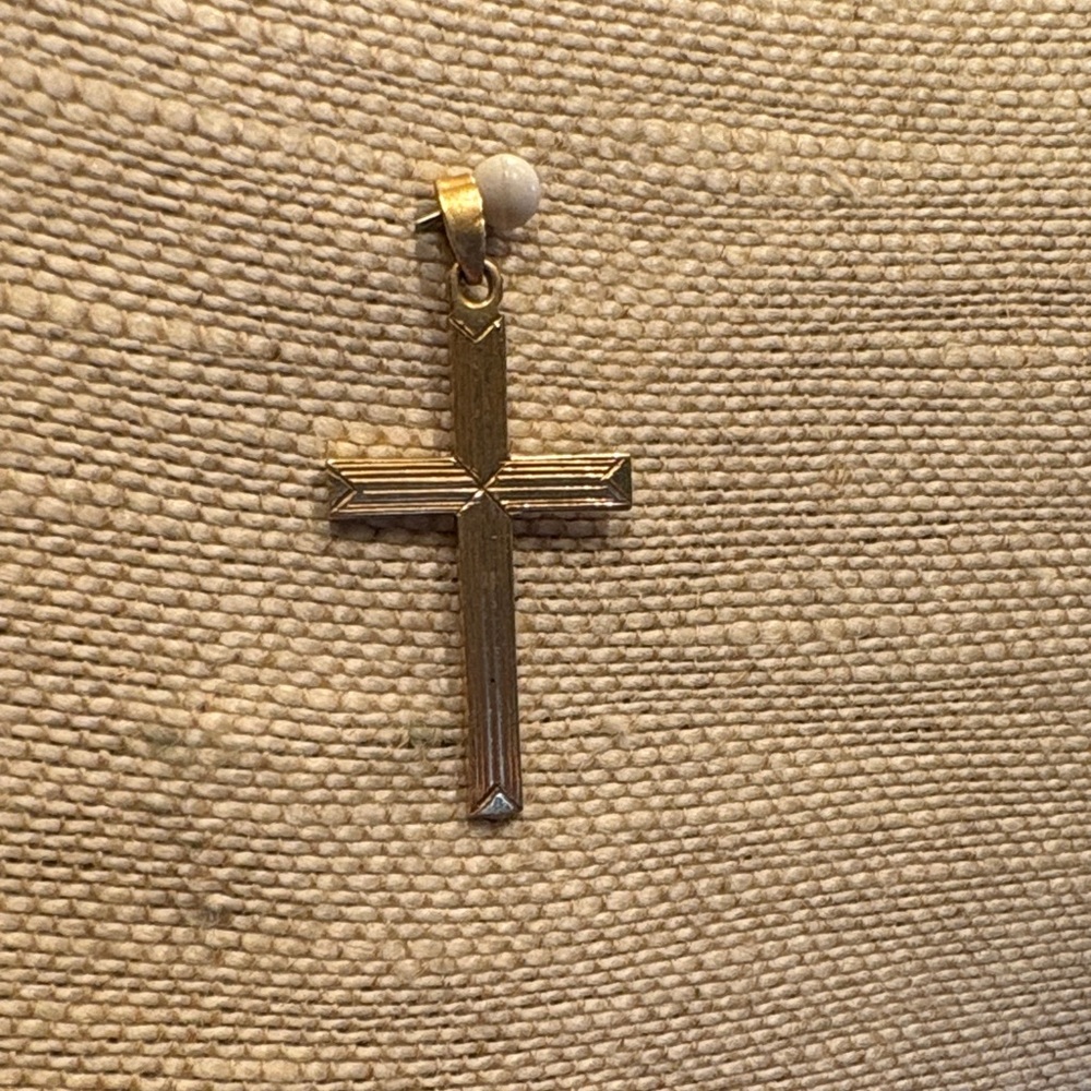 Elegant 14k Gold Cross Pendant - Picture 1 of 5
